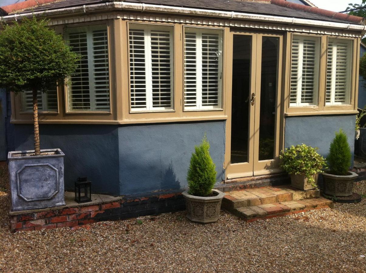 Bonningtons Stansted Self Catering Hotel Stansted Mountfitchet Room photo